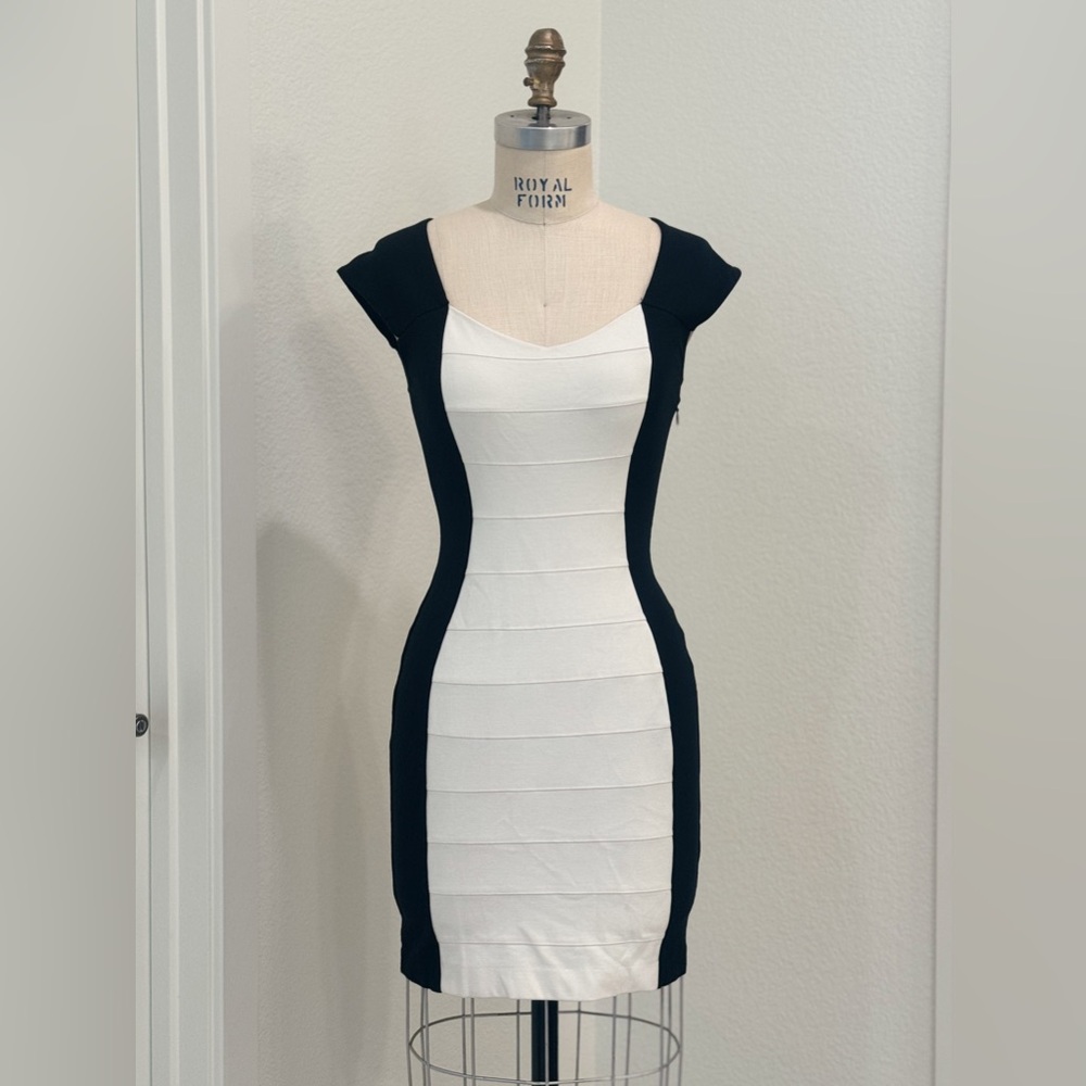 EXPRESS black and white bodycon mini dress cap sleeves keyhole back size 2